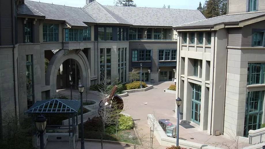 Photo App Wins Berkeley Hass MBA Entrepreneurs Fellowship Award: MBA News main image