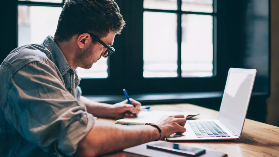 Prospective MBA applicant applies on laptop