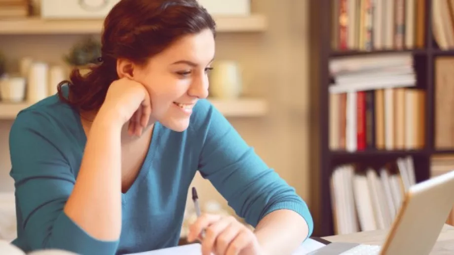 woman studying a distance learning MBA