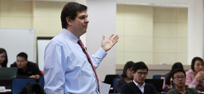 Professor Scott Stern teaching on the MIT-Tsinghua Entrepreneurial Strategy course. 